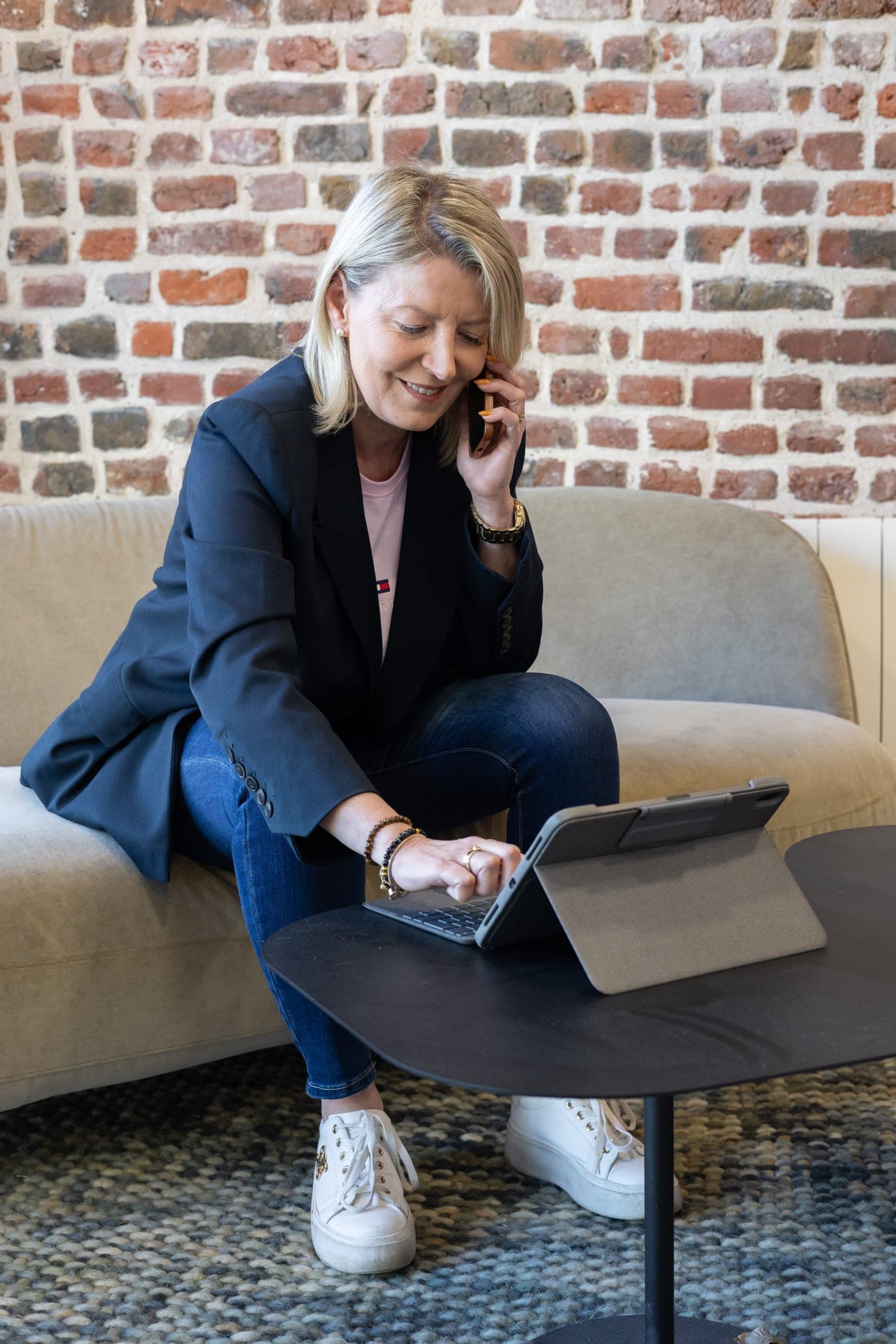 Conseillère Pulp Immobilier au téléphone, tablette en main