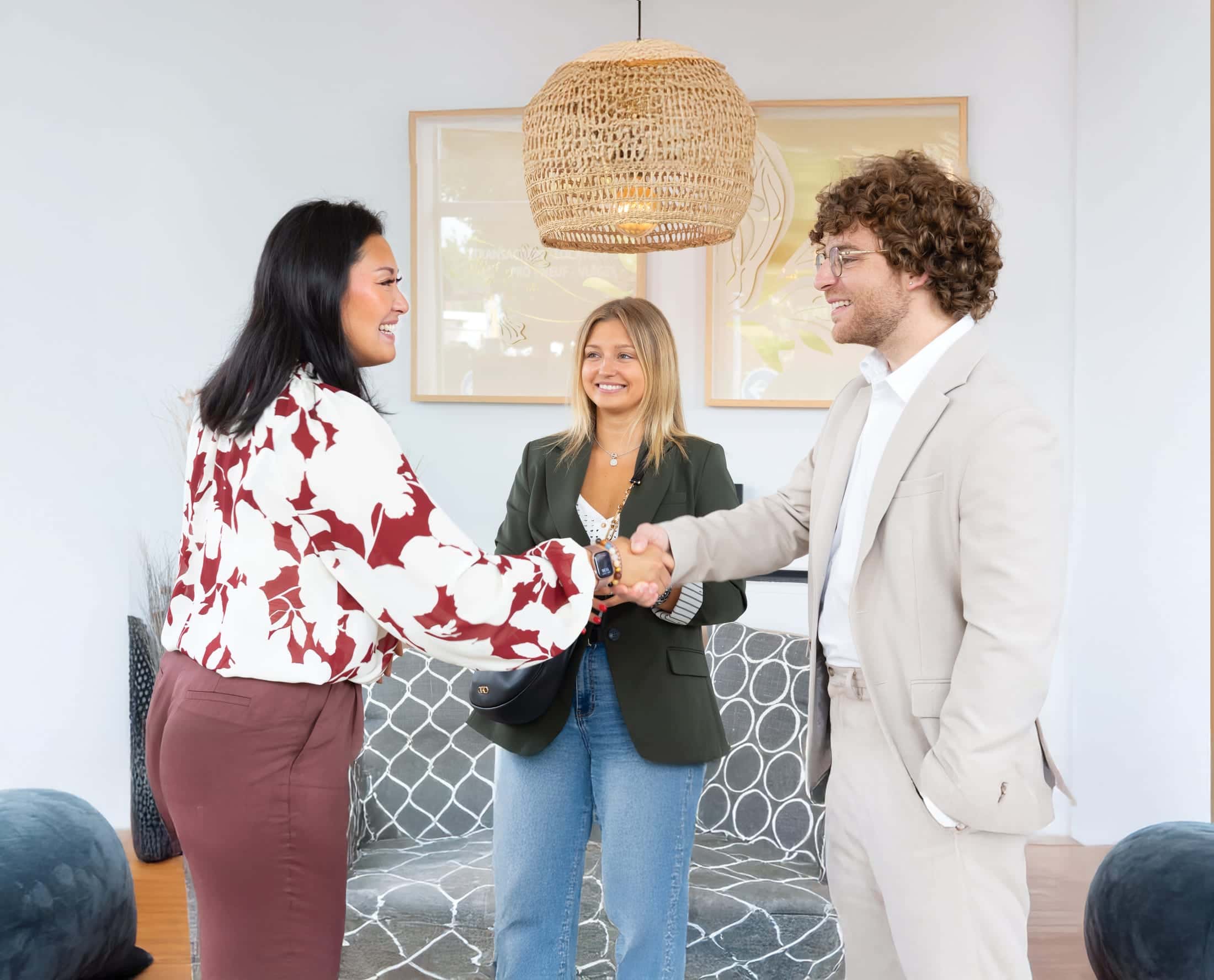 Accueil de clients en agence, poignée de main avec un conseiller