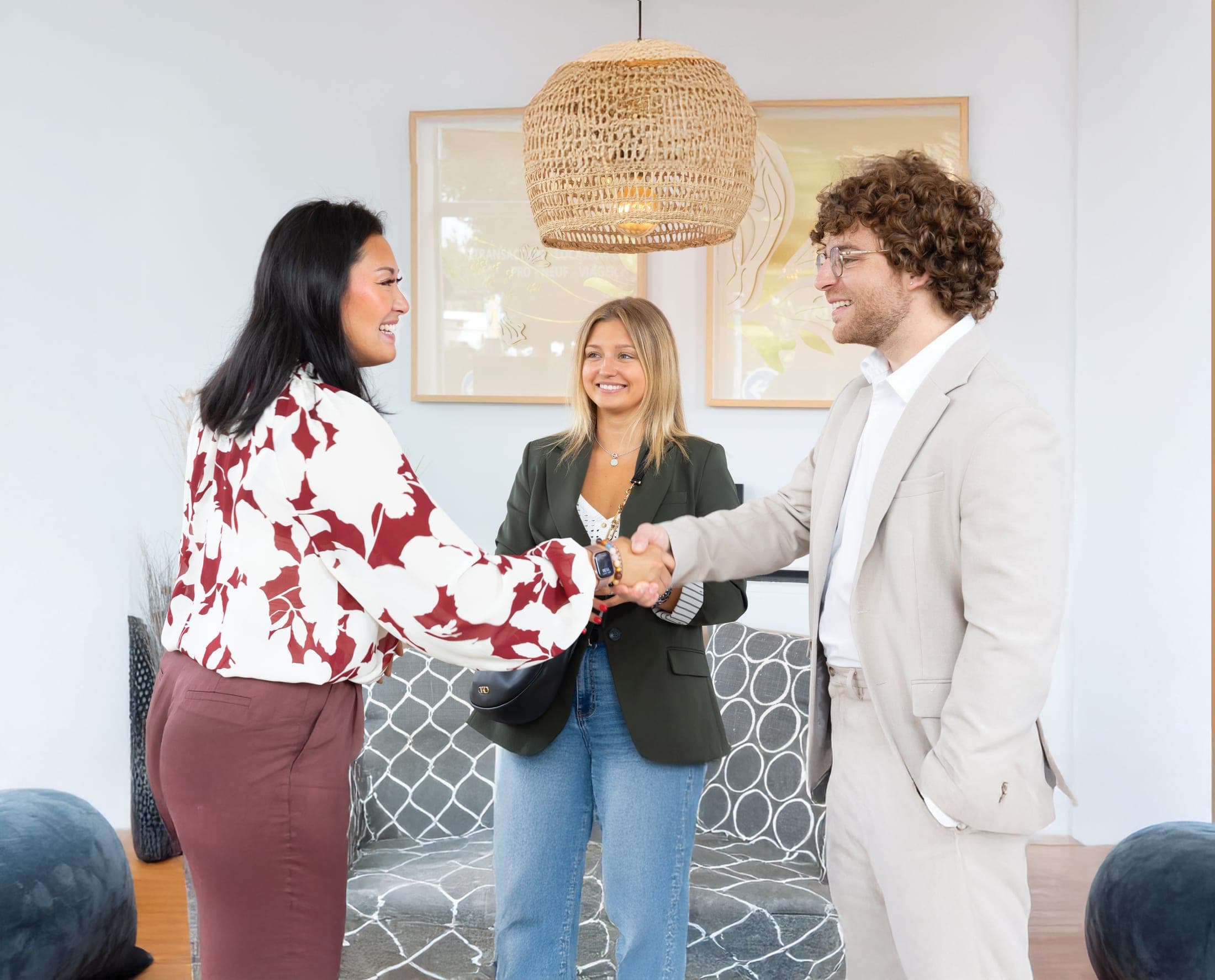 Conseillers Pulp Immobilier accueillant des clients en agence