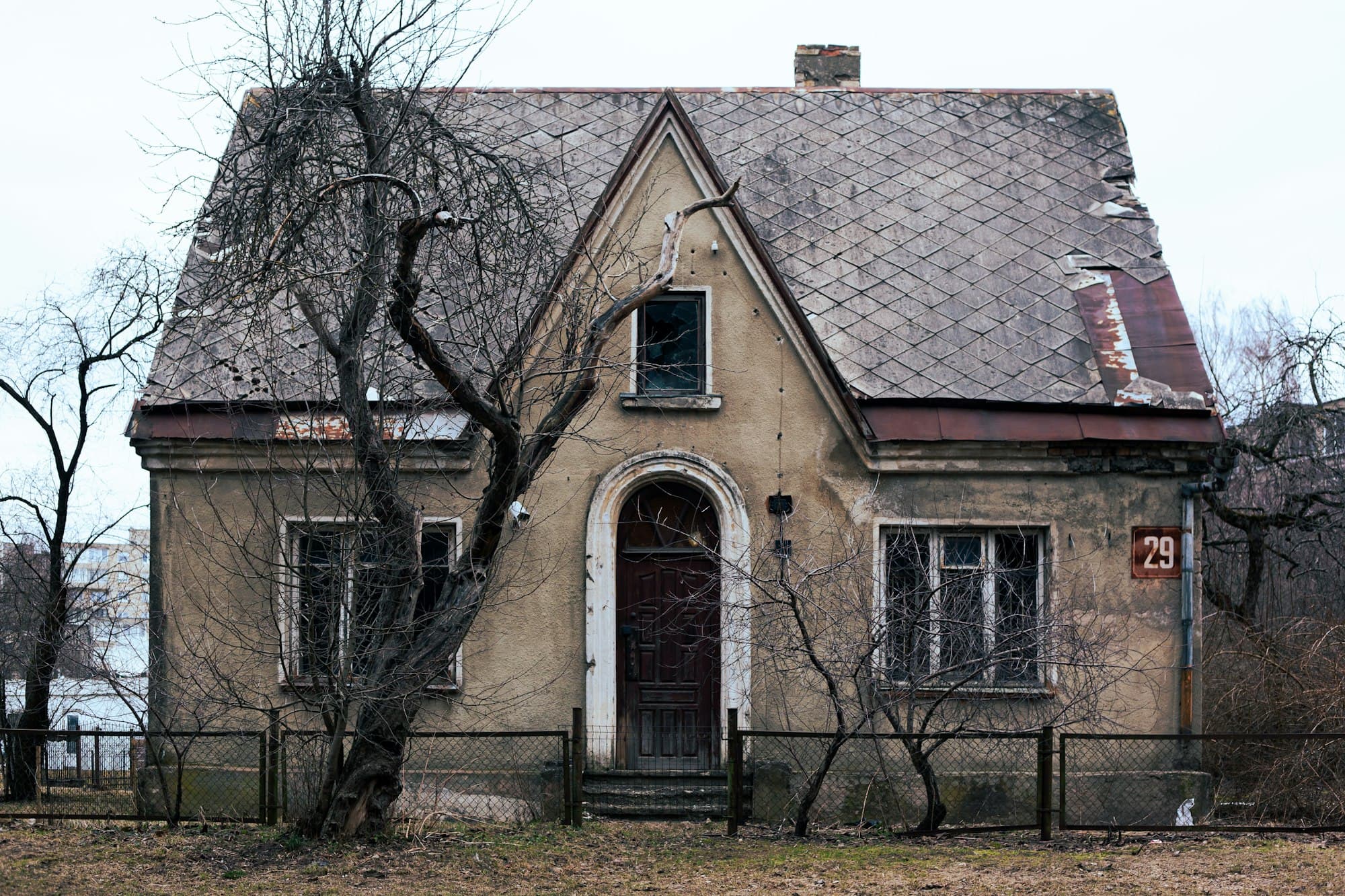 Maison ancienne à rénover, toiture et façade abîmées