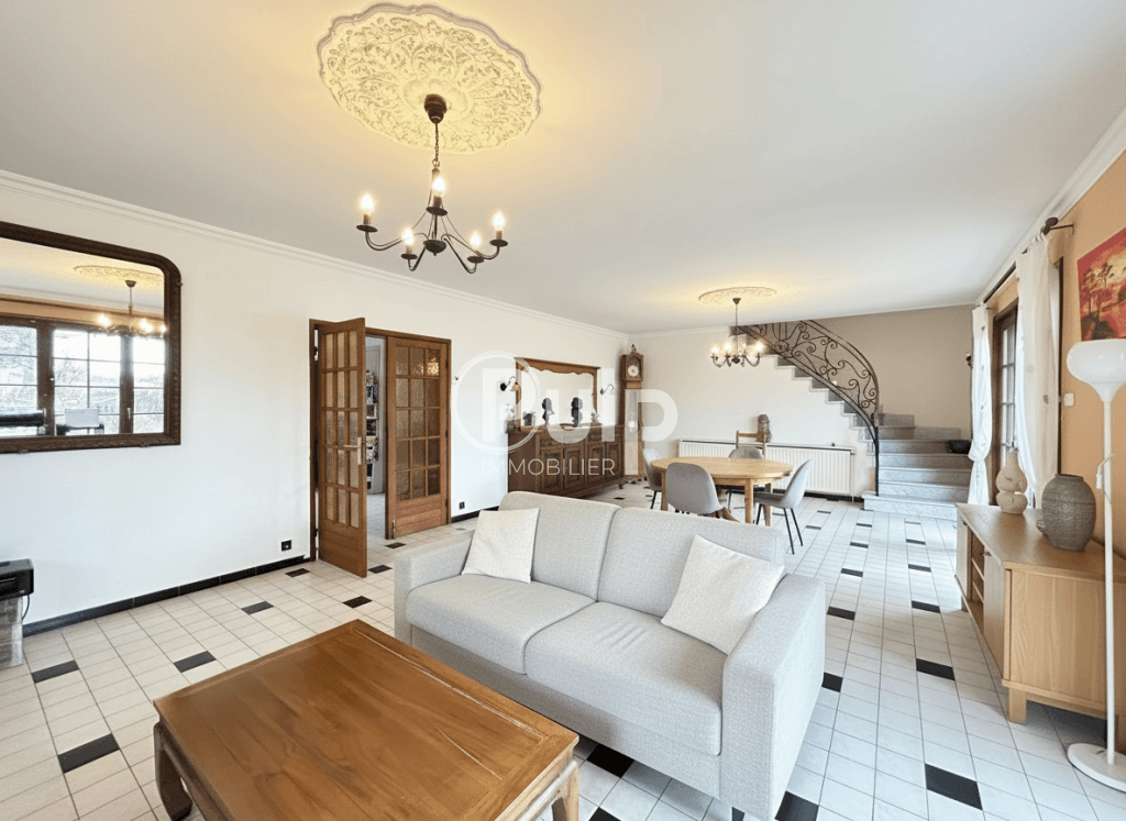 Pavillon individuel familial semi plain pied 200 m2 - La Couture