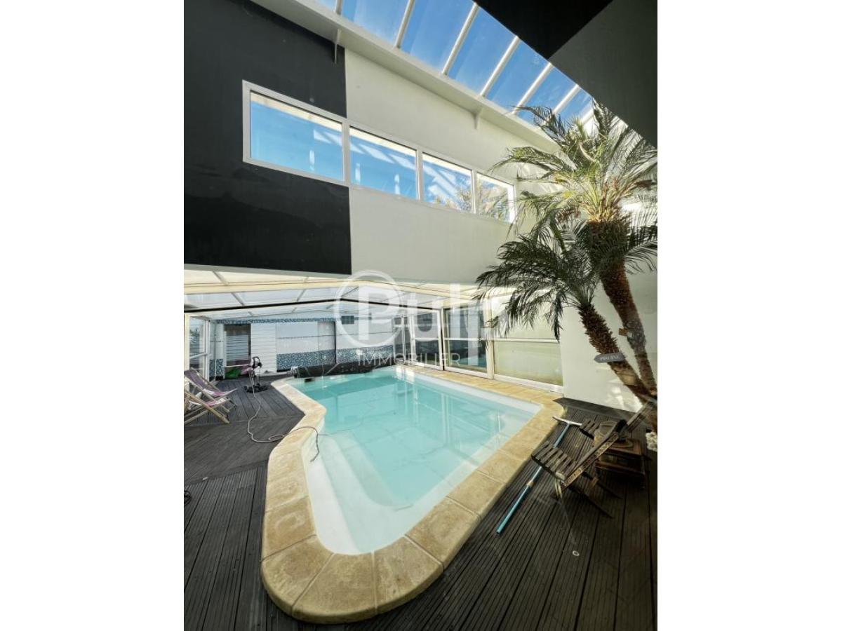 Cette maison lumineuse en vente à Rezé cache une piscine quatre saisons !