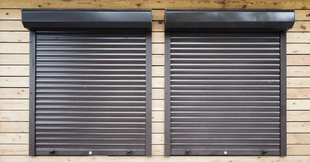 Volets, stores ou films solaires : quelle protection bloque le mieux la chaleur (et à quel prix) ?