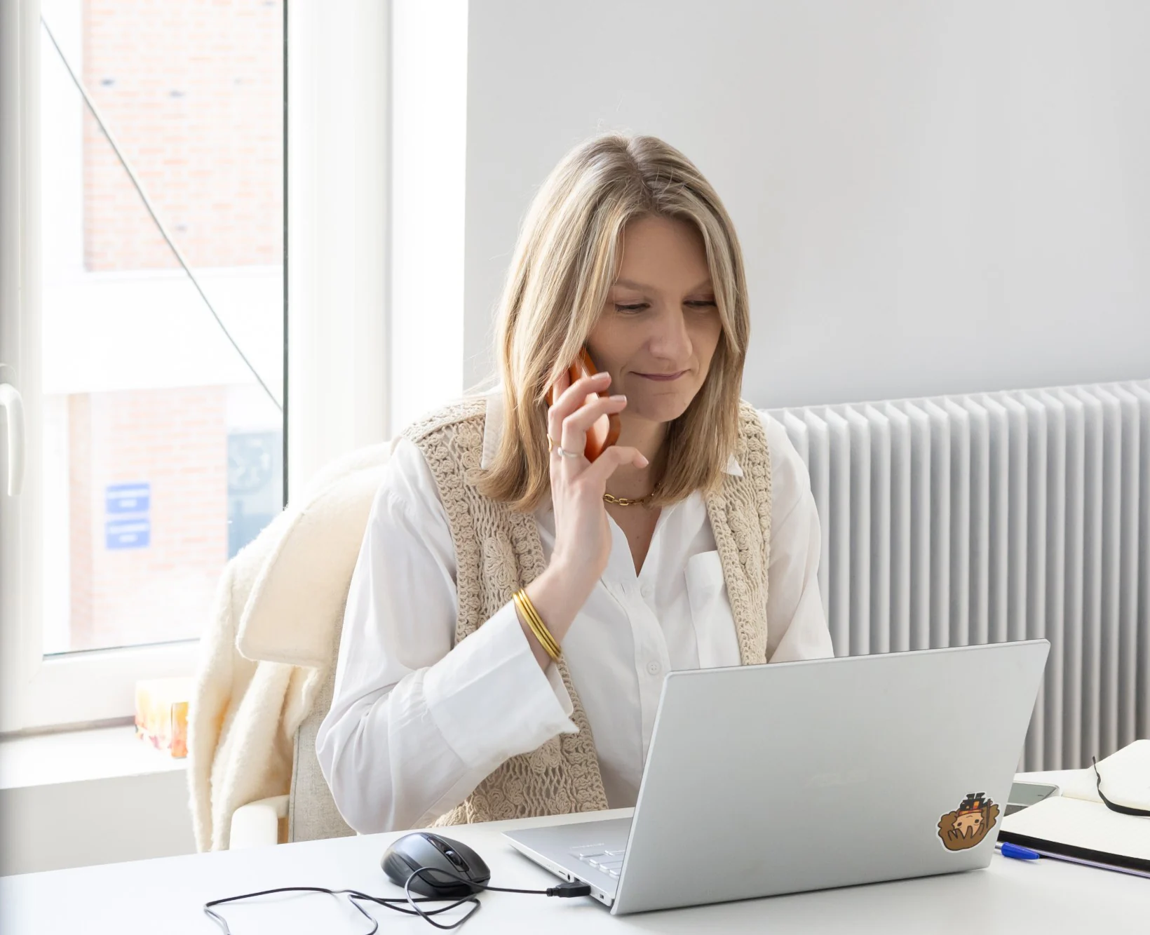 Conseillère Pulp Immobilier au téléphone avec un propriétaire bailleur