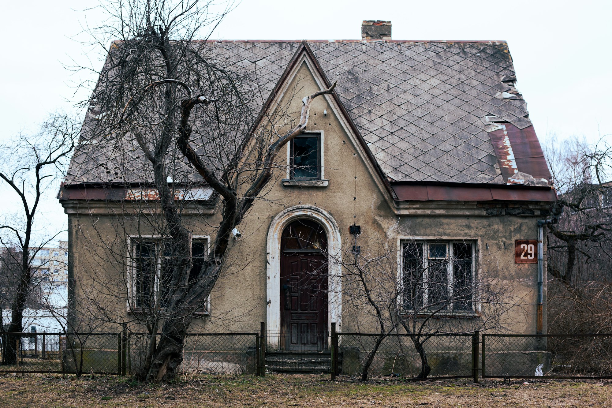 Maison ancienne à rénover, toiture et façade abîmées